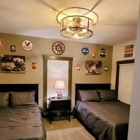 King Bed In Main Floor - Downtown Vacation Rental